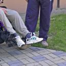Vracení nohou na stupačky vozíku