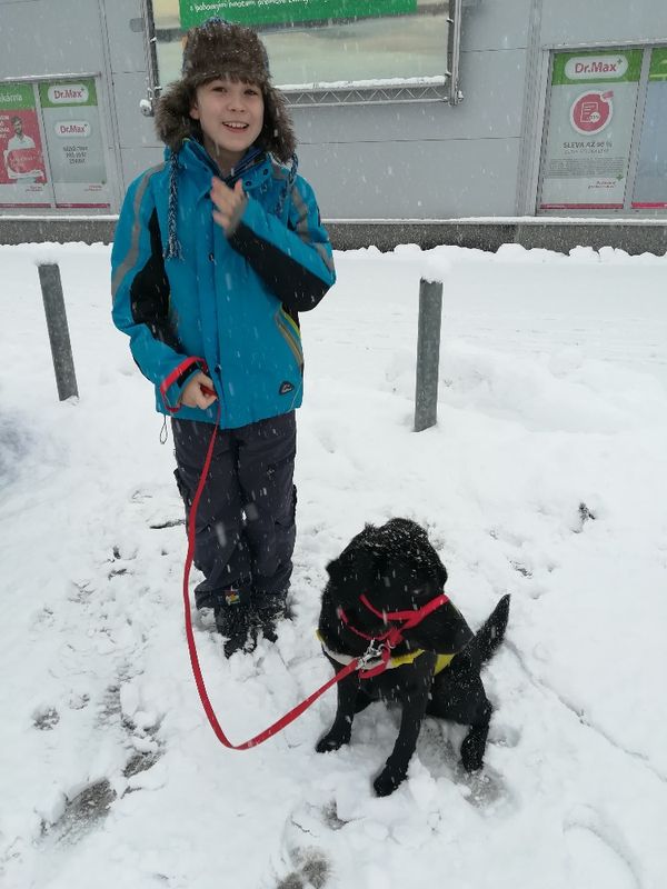 Zoe a Kája si první vločky sněhu vyloženě užily