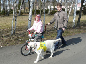 Foto Péti a Nikolky - pohyb u tříkolky 03/2009