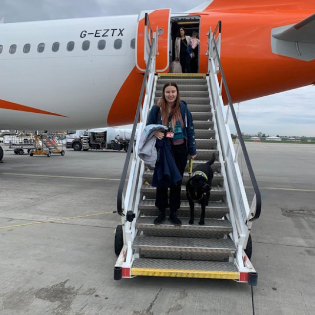 Karolína a Gina v letadle